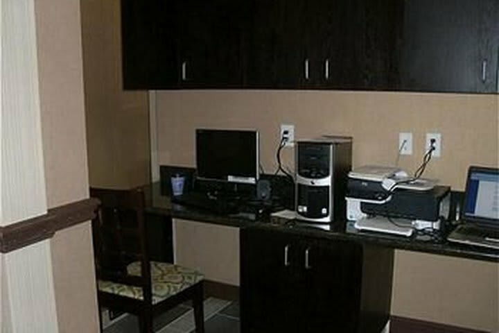 Holiday Inn Express Hotel & Suites Alvarado