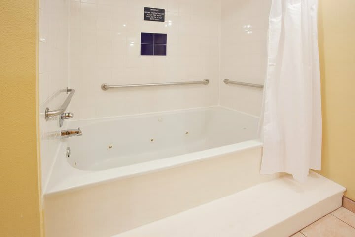Holiday Inn Express Hotel & Suites Arlington/six Flags Area