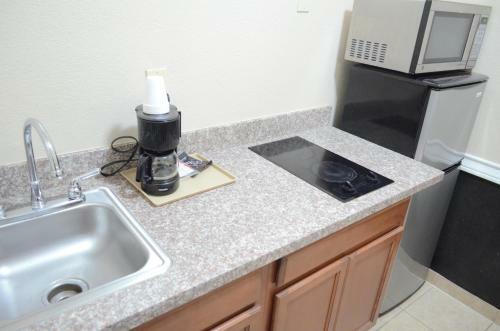 Motel Budget Host Inn & Suites
