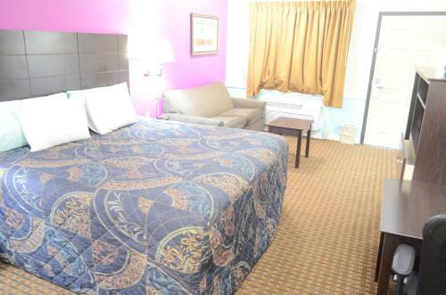 Motel Budget Host Inn & Suites