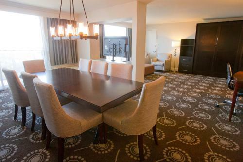 Hotel Doubletree By Hilton Midland Plaza