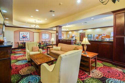 Holiday Inn Express Hotel & Suites Terrell