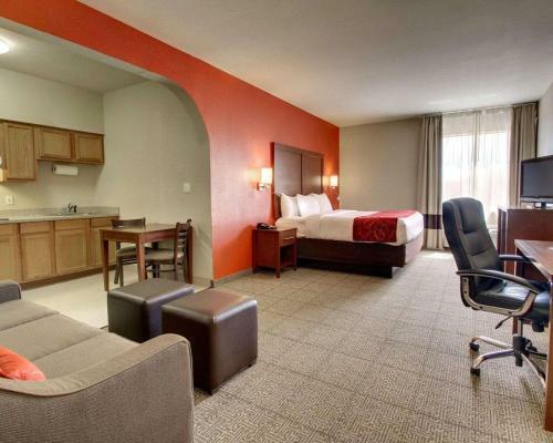 Hotel Comfort Suites Near South Broadway Mall