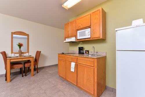 Hotel America's Best Value Inn & Suites