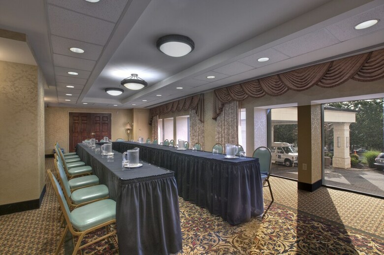 Arlington Court Suites Hotel
