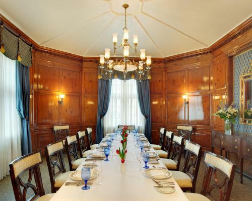 Hotel Roanoke & Conference Center, Curio Collection By Hilton