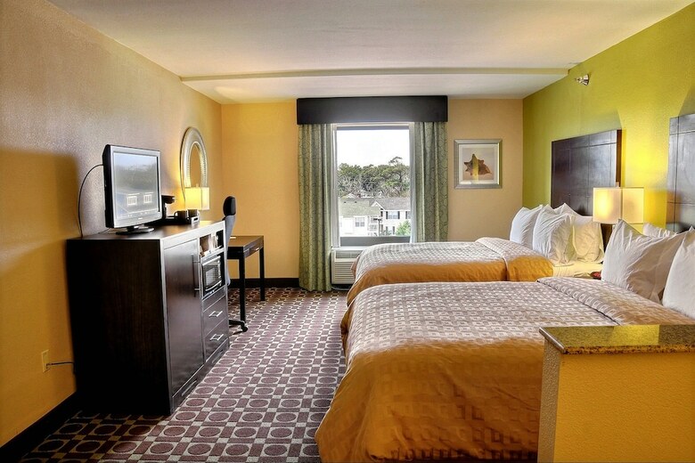 Hotel Clarion Inn & Suites Virginia Beach