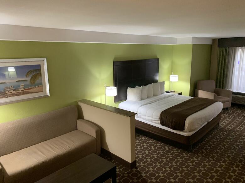 Hotel Clarion Inn & Suites Virginia Beach