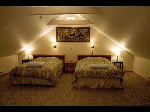 Whittaker's Motel & Historic Bunkhouse