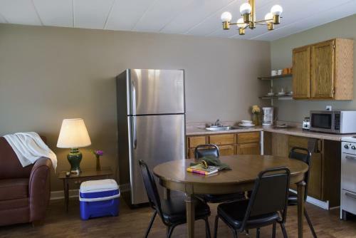 Delton Oaks Resort Motel