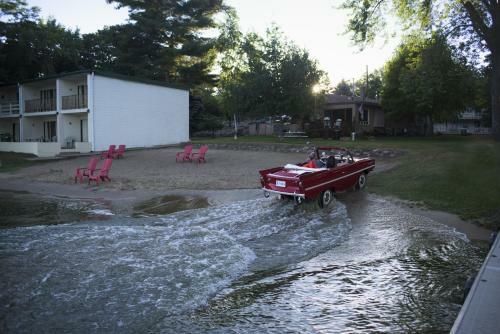 Delton Oaks Resort Motel