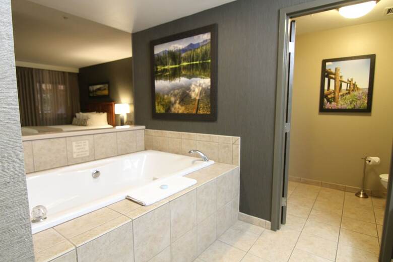 Casper C'mon Inn Hotel & Suites