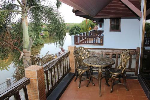Hotel Baanrimnam Resort Trat