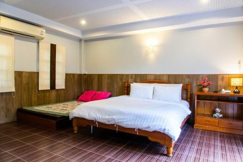 Hotel Baanrimnam Resort Trat