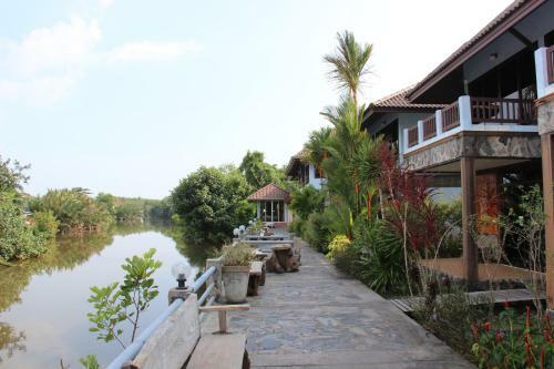 Hotel Baanrimnam Resort Trat