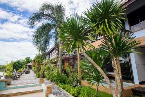 Hotel Baanrimnam Resort Trat