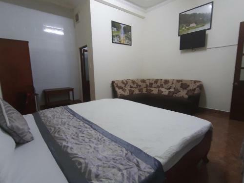 Hostal M & T Hotel