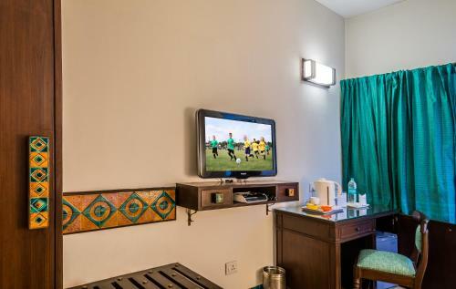 Hotel Home@f37 Kailash Colony Metro