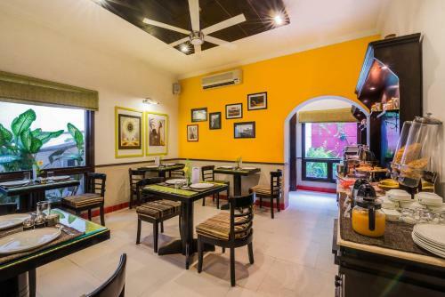 Hotel Home@f37 Kailash Colony Metro