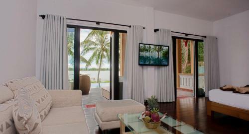 Hotel Vinh Hung Riverside Resort & Spa
