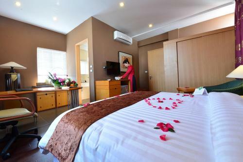 Golden Sun Villa Hotel