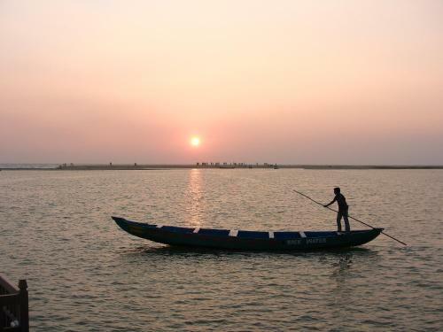 Hotel Poovar Island Resort