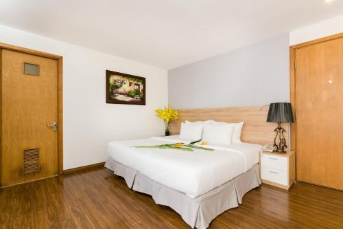 A & Em - Le Prince Hotel