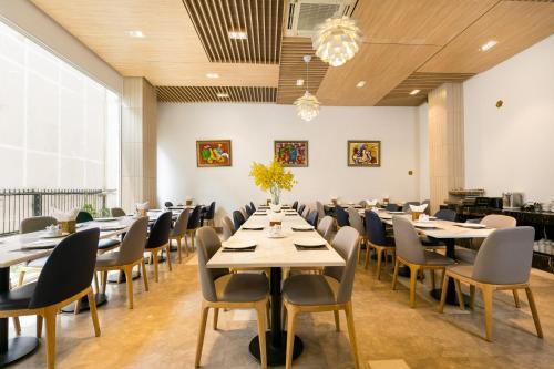A & Em - Le Prince Hotel