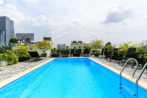 A & Em - Le Prince Hotel