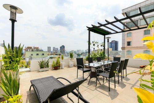 A & Em - Le Prince Hotel