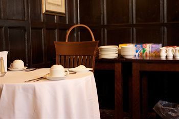 Tudor House Hotel - Guest House