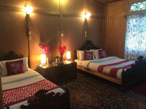 Hotel Gemini Group Of Houseboats