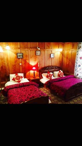 Sikandra Palace Group Of Houseboats