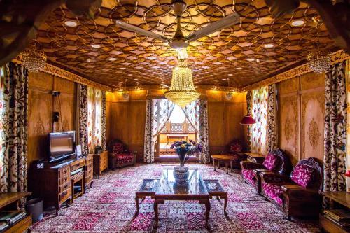 Sikandra Palace Group Of Houseboats