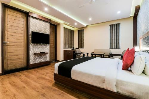 Capital O 4535 Hotel Uma Palace