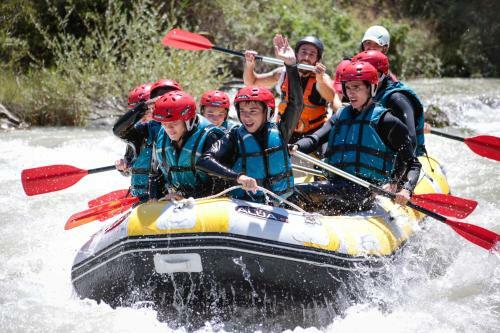 Centro De Ocio Al�a Bungalows Camping Rafting Benamej�