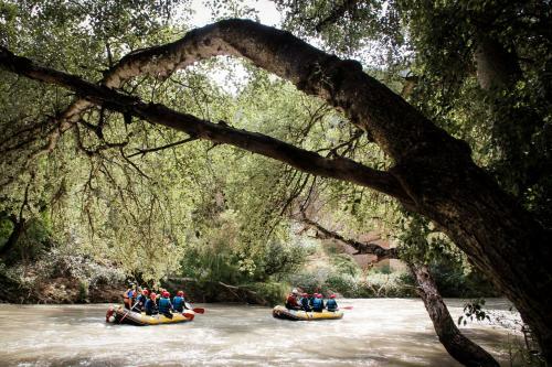 Centro De Ocio Al�a Bungalows Camping Rafting Benamej�