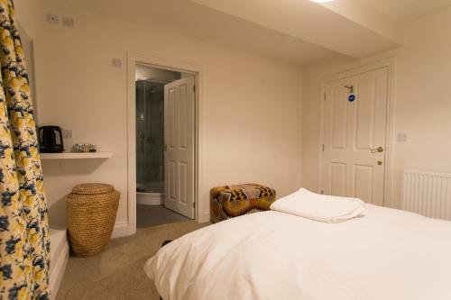 Bed & Breakfast The Holford Arms