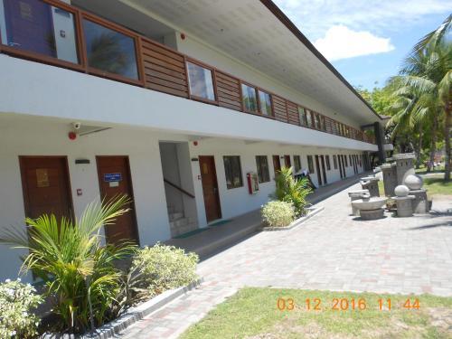 London Beach Resort And Hotel