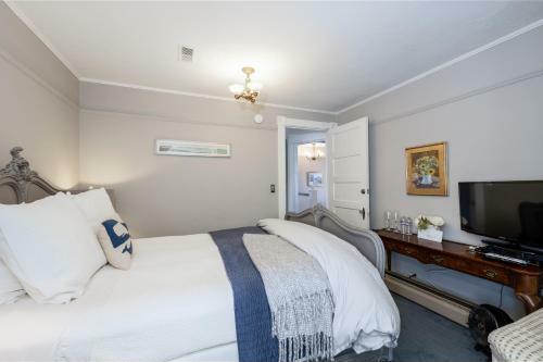 Bed & Breakfast Nantucket Whale Inn, Half Moon Bay