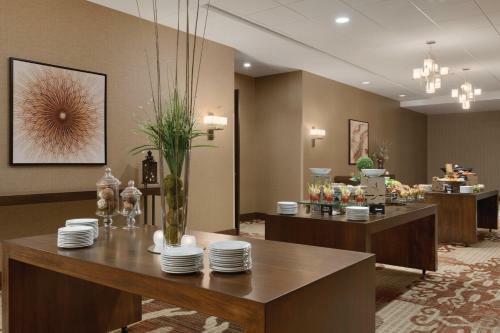 Hotel Embassy Suites By Hilton Akron Canton Airport
