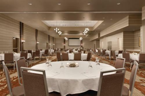 Hotel Embassy Suites By Hilton Akron Canton Airport