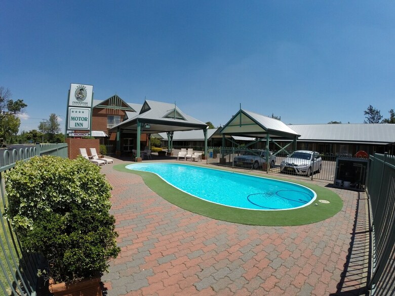 Hotel Young Federation Motor Inn