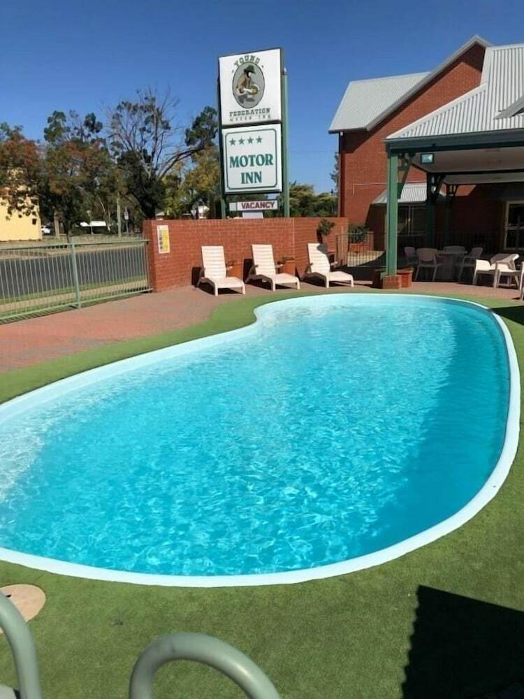 Hotel Young Federation Motor Inn