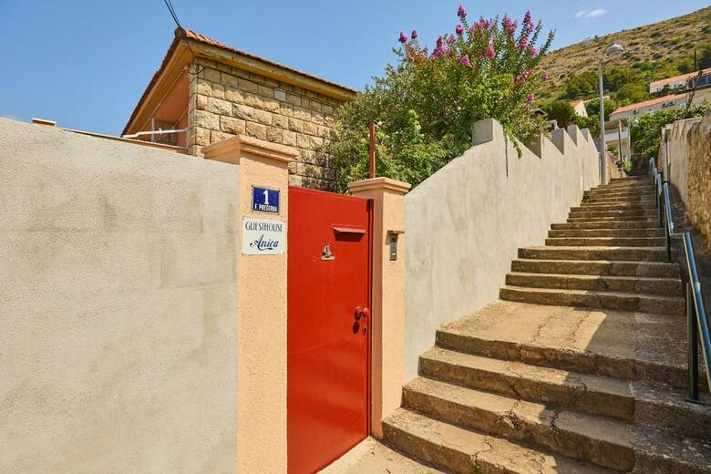 Residencia Guesthouse Anica