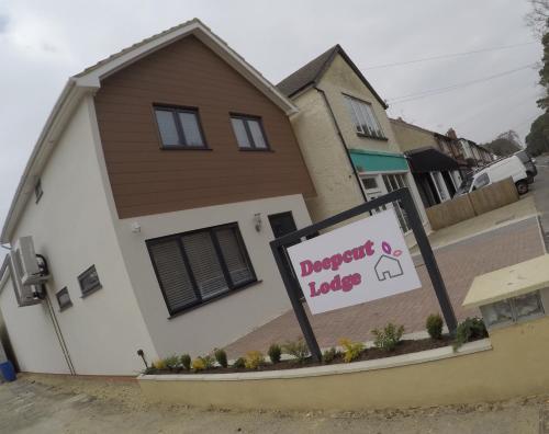 Deepcut Lodge Bed & Breakfast