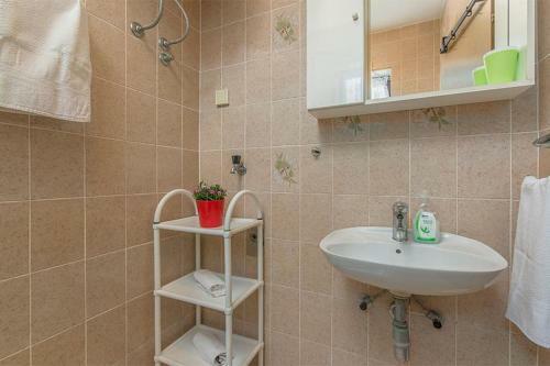 Hostal Apartments With A Parking Space Novigrad - 2536