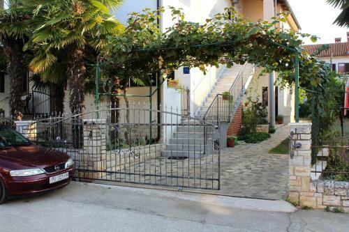 Hostal Apartments With A Parking Space Novigrad - 2536