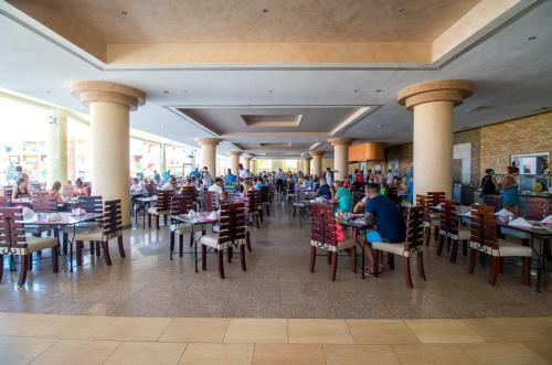 Hotel Royal Tulip Beach Resort