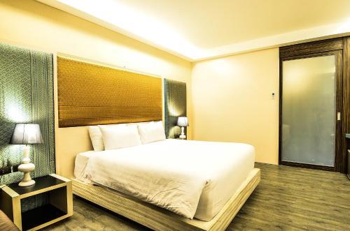 Alvarez Hotel